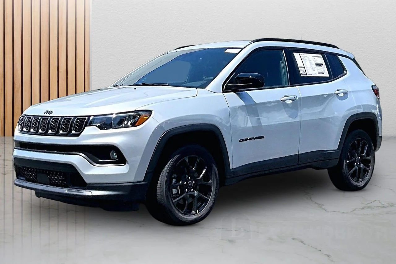 New 2026 Silver Zynith Metallic Clear-Coat Exterior Paint Jeep Latitude image 4