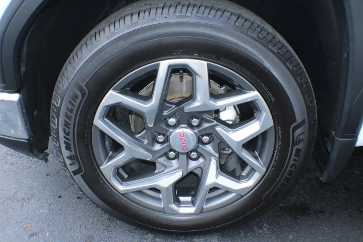 Certified Used 2023 SUMMIT WHITE GMC SLE image 5