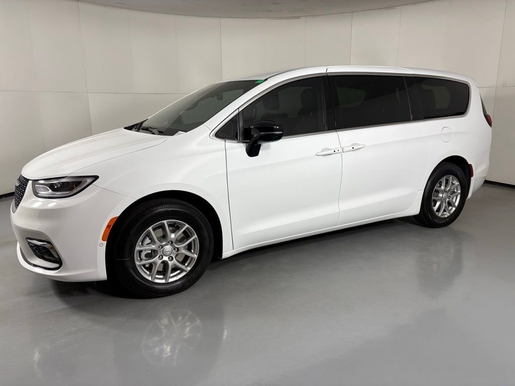 New 2026 Bright White Clear-Coat Exterior Paint Chrysler Select image 5