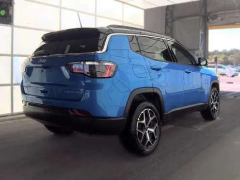 Used 2025 Hydro Blue Pearlcoat Jeep Limited image 4