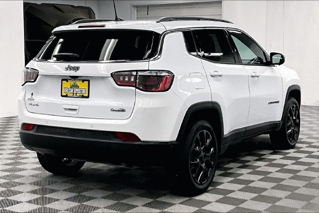 Used 2023 Bright White Clearcoat Jeep Latitude Lux image 13