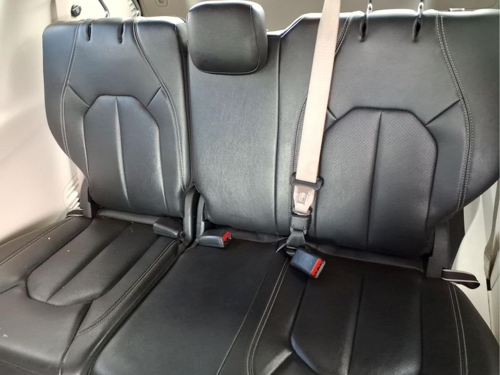 Used 2022 Red Chrysler Touring L image 18