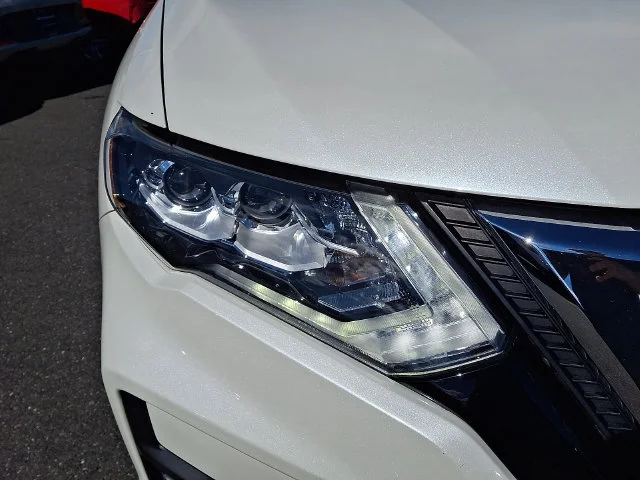 Used 2018 White Nissan SL image 10