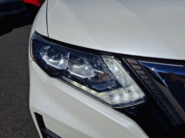 Used 2018 White Nissan SL image 10