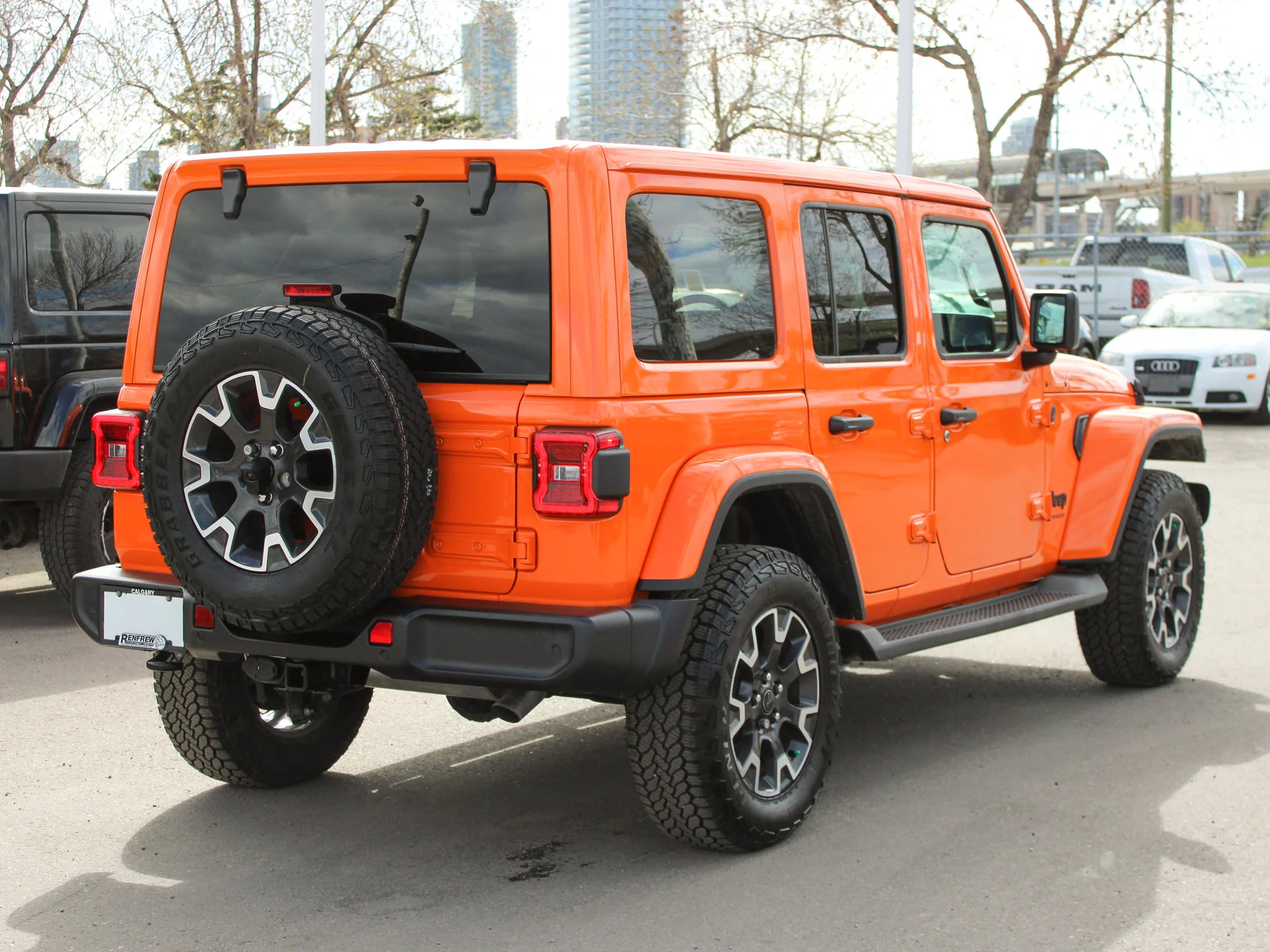 Certified Used 2025 joose Jeep Sahara * V6 | McKinley Leather Seats | Trailer Tow Group | Apple CarPlay | Alpine | Adaptive Cruise image 17