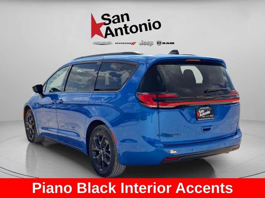 New 2026 Hydro Blue Pearl-Coat Exterior Paint Chrysler Select image 10