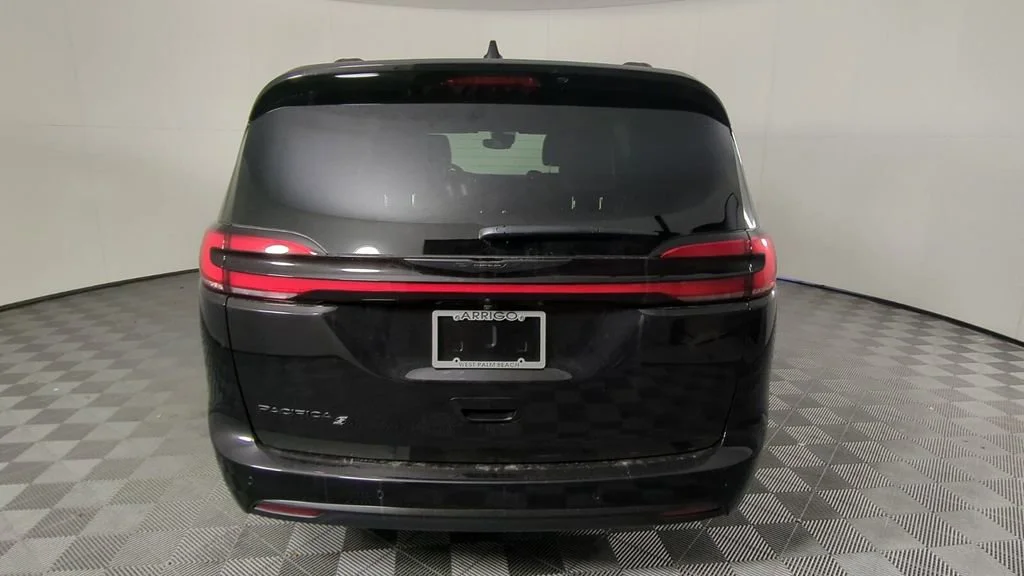 New 2026 Diamond Black Crystal Pearl-Coat Exterior Paint Chrysler Select image 6