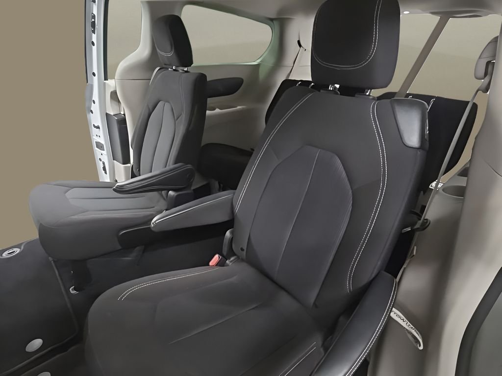 Used 2022 White Chrysler LX image 15
