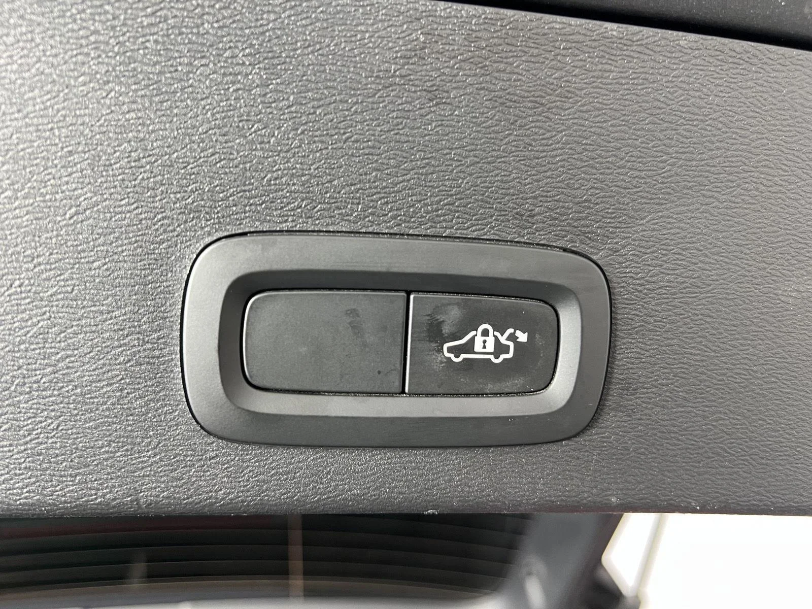 Used 2019 Gy Volvo R-Design image 29