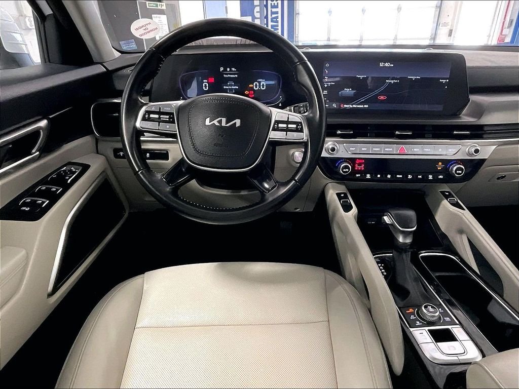 Used 2023 White Kia S image 17