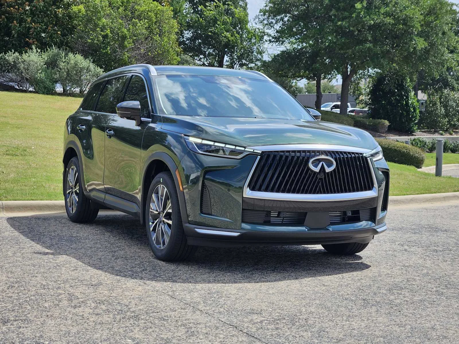New 2027 DEEP EMERALD INFINITI LUXE image 2