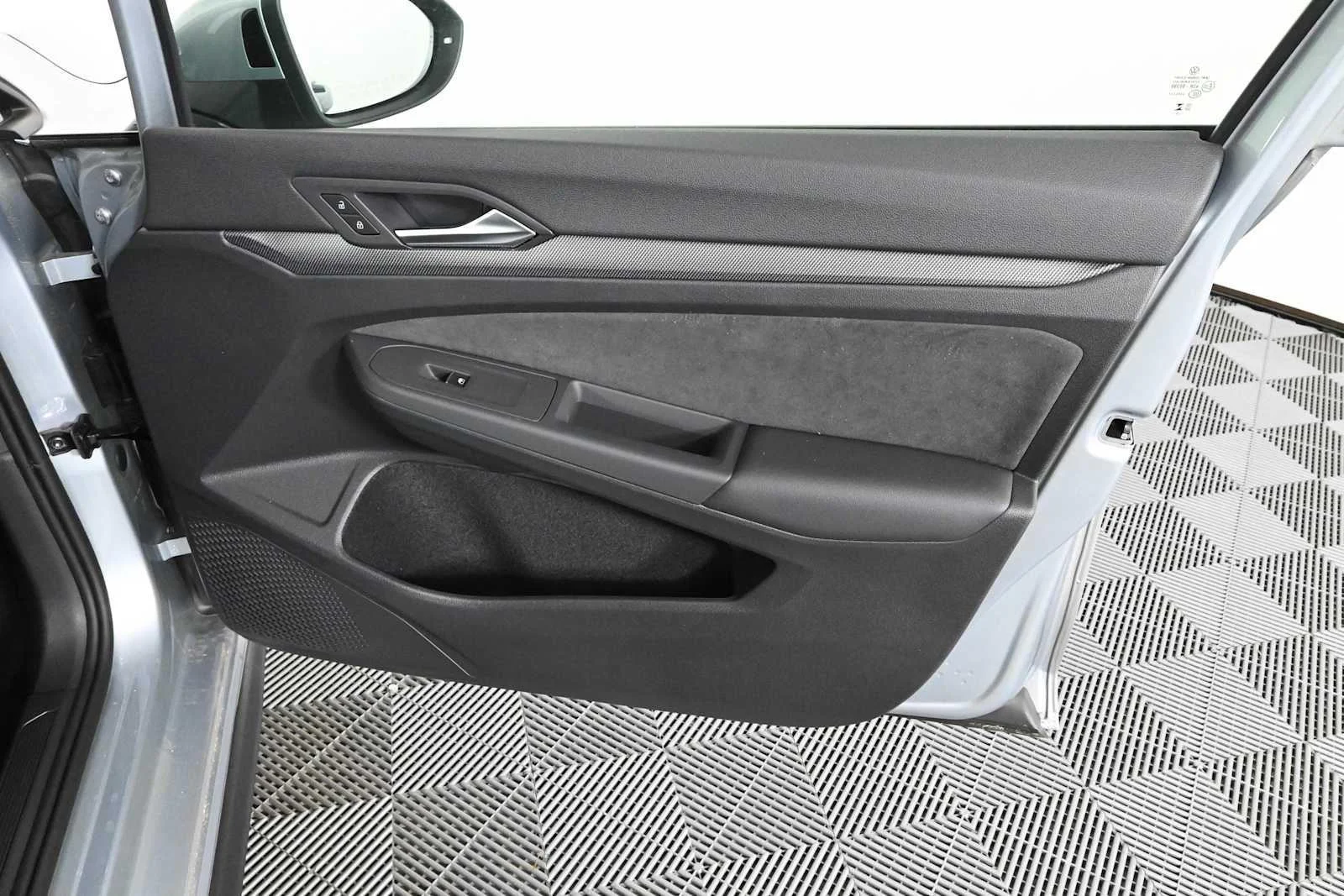 New 2026 Alpine Silver Metallic Volkswagen SE image 11