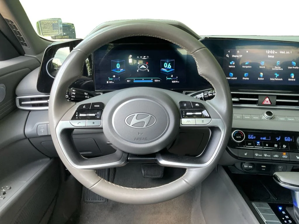 Used 2025 Gray Hyundai SEL Convenience image 17