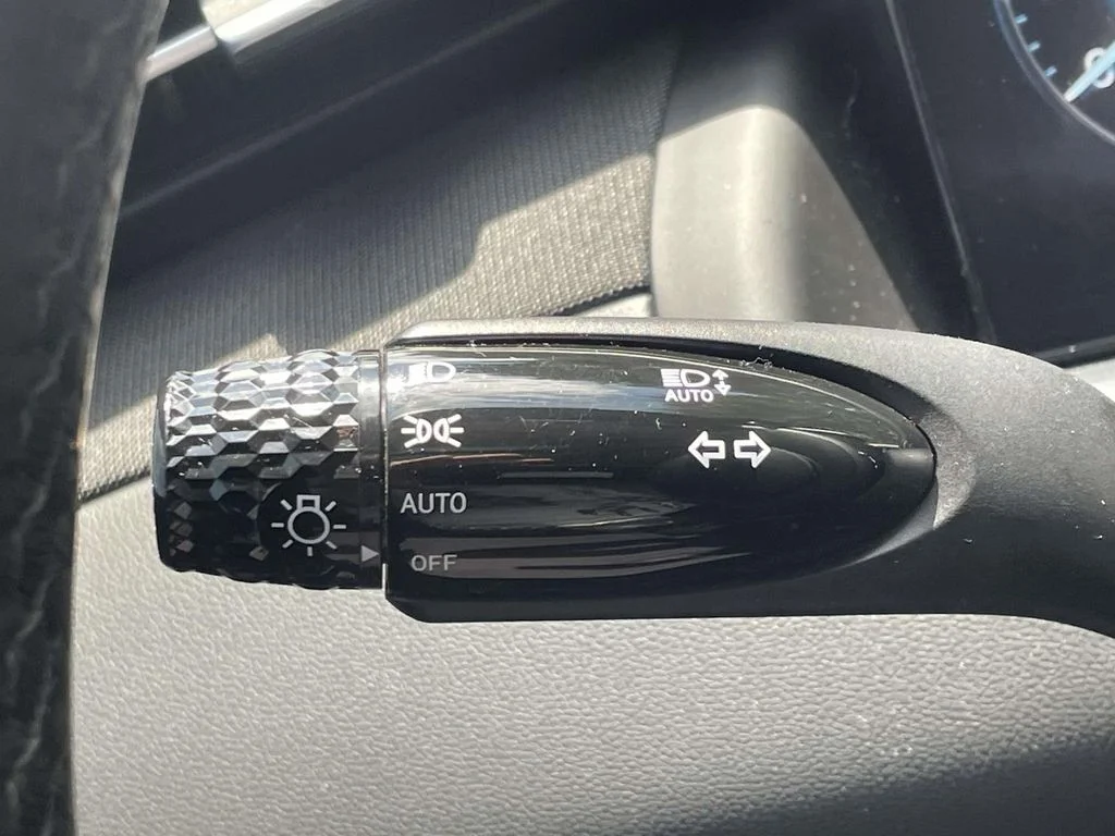Used 2022 Silver Hyundai SEL Convenience image 24