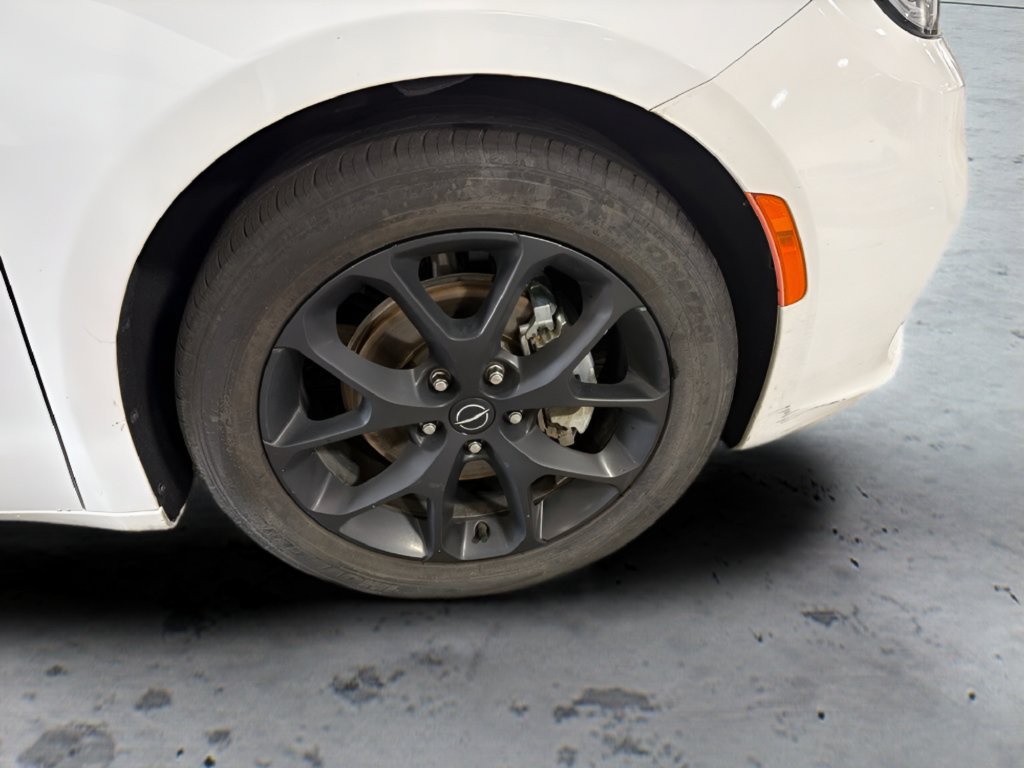 Used 2025  Chrysler Limited image 31