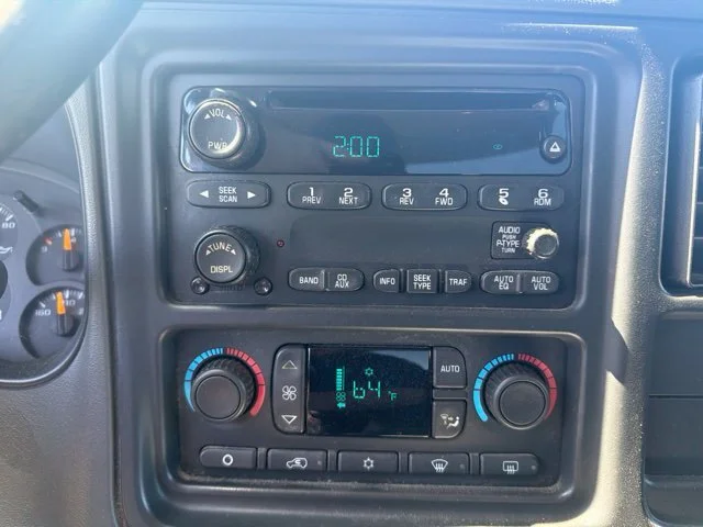 Used 2004 White GMC SLE image 12