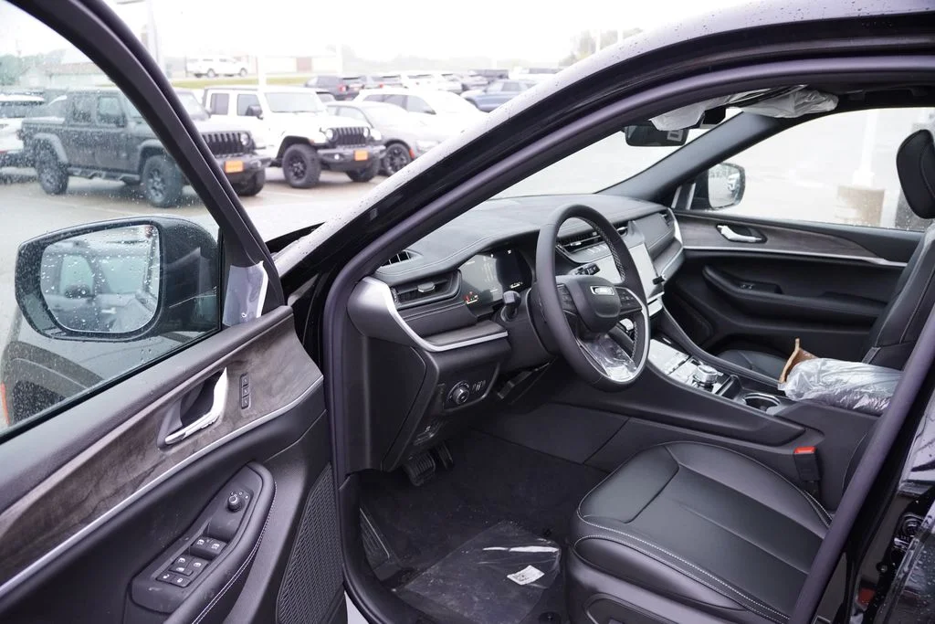 New 2027 High-Gloss Black Paint Jeep Limited image 10