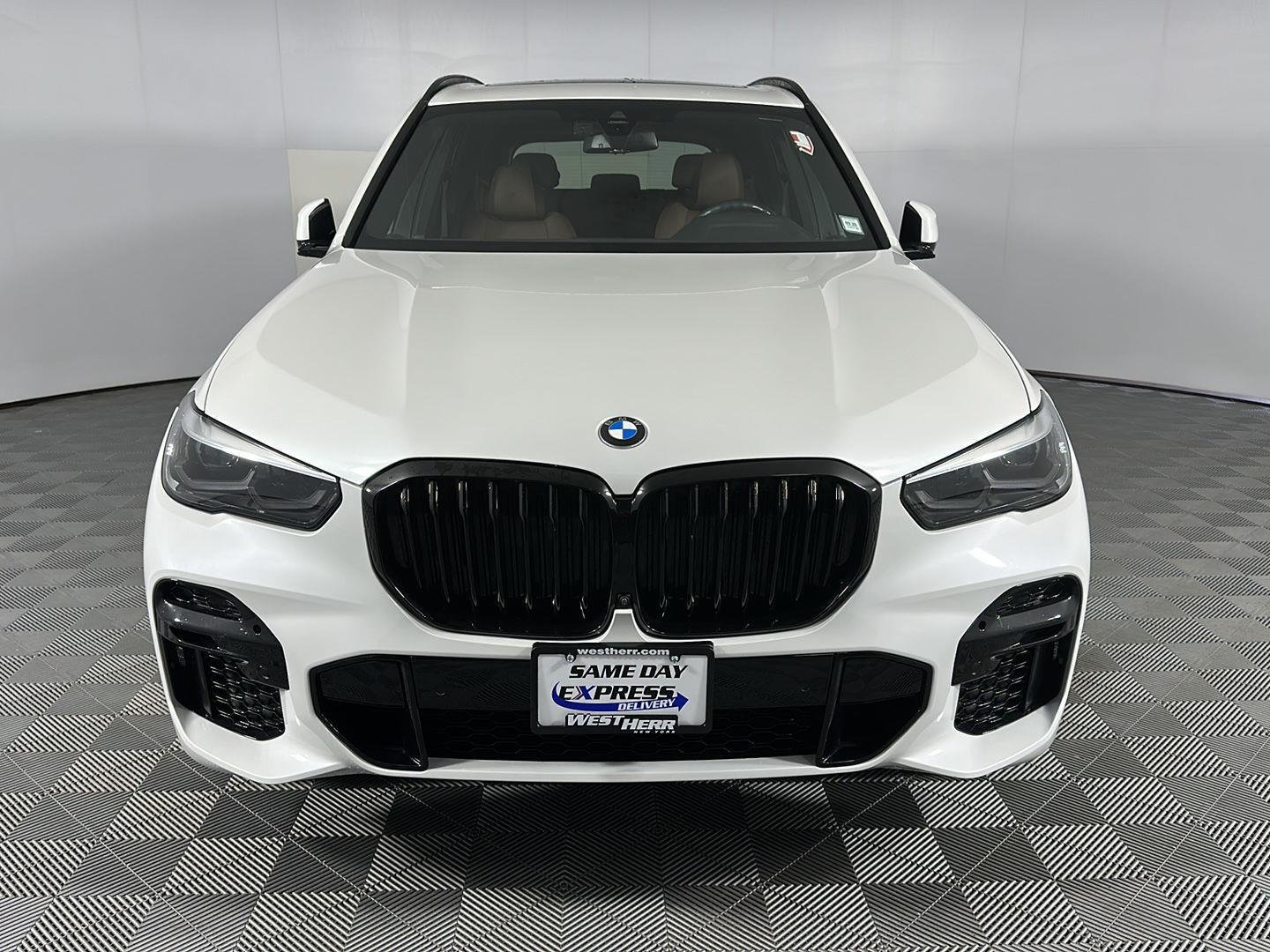 Used 2022 Mineral White Metallic BMW xDrive40i image 2
