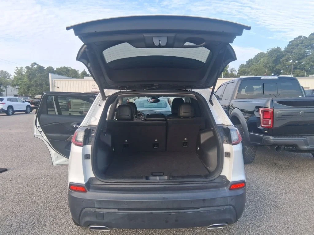 Used 2022 White Jeep Latitude Lux image 15