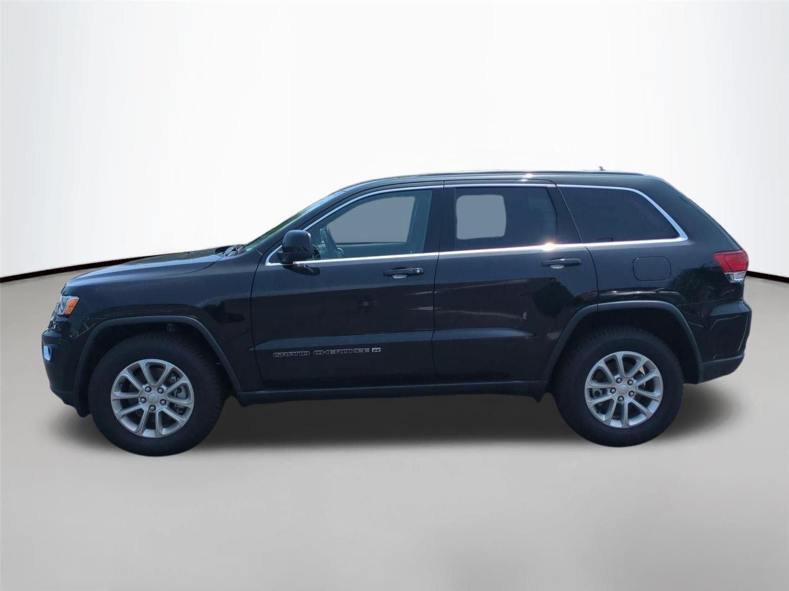 Used 2022 Diamond Black Crystal Pearlcoat Jeep Laredo X image 2