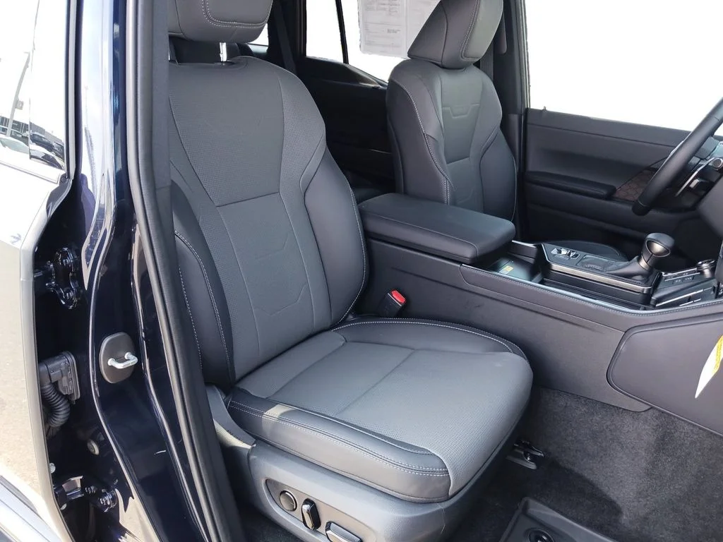 Used 2025  Lexus 550 Luxury image 29