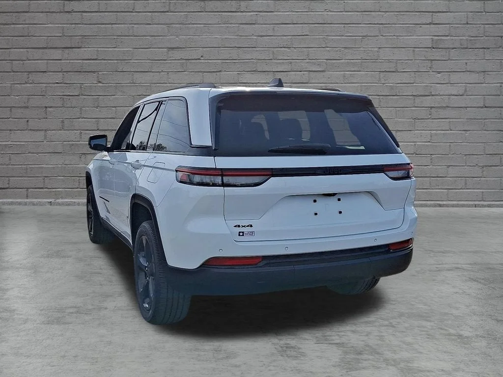 Used 2023 White Jeep Altitude 4x4 image 38