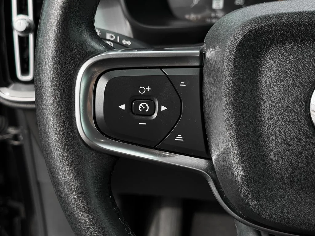 Used 2022 Black Volvo Momentum image 15