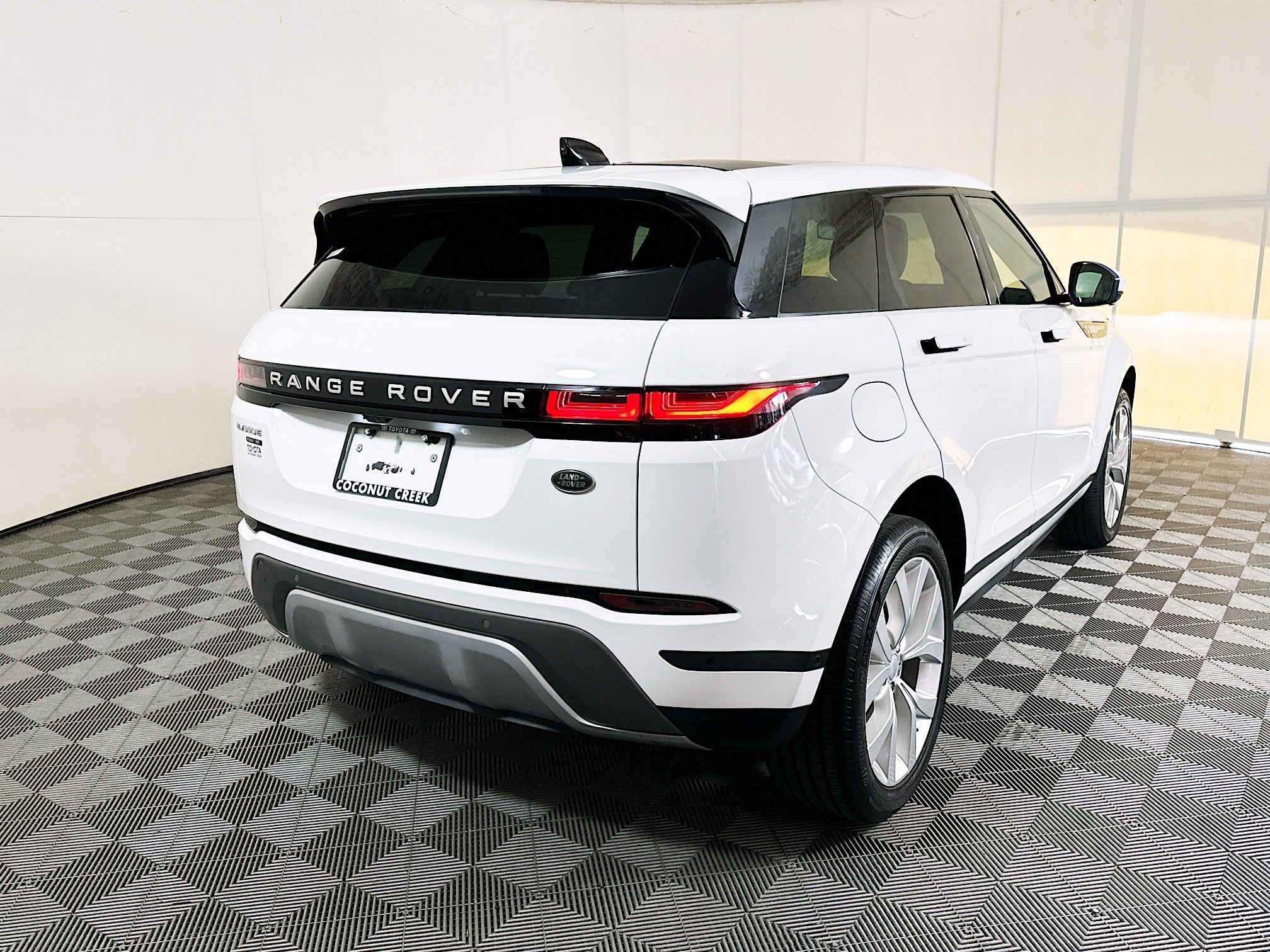 Used 2020 White Land Rover SE image 3