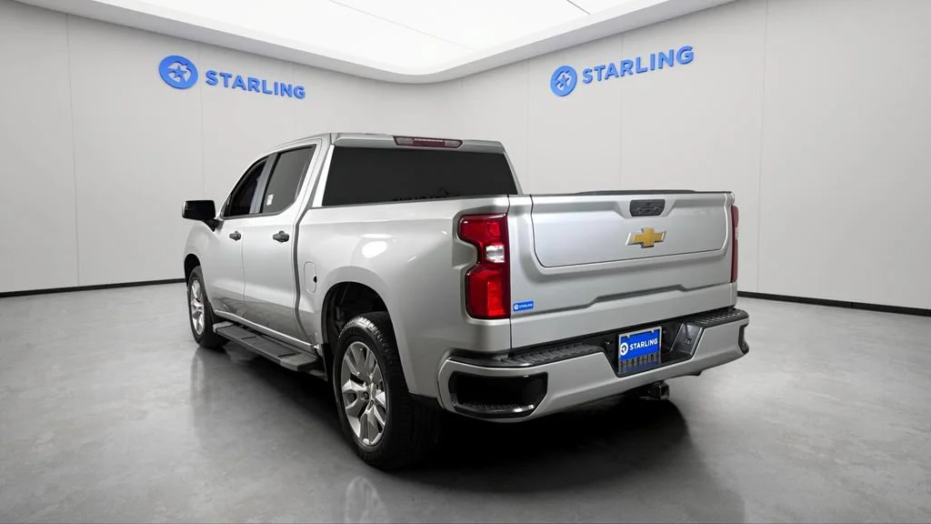Used 2022 Silver Ice Metallic Chevrolet Custom image 7