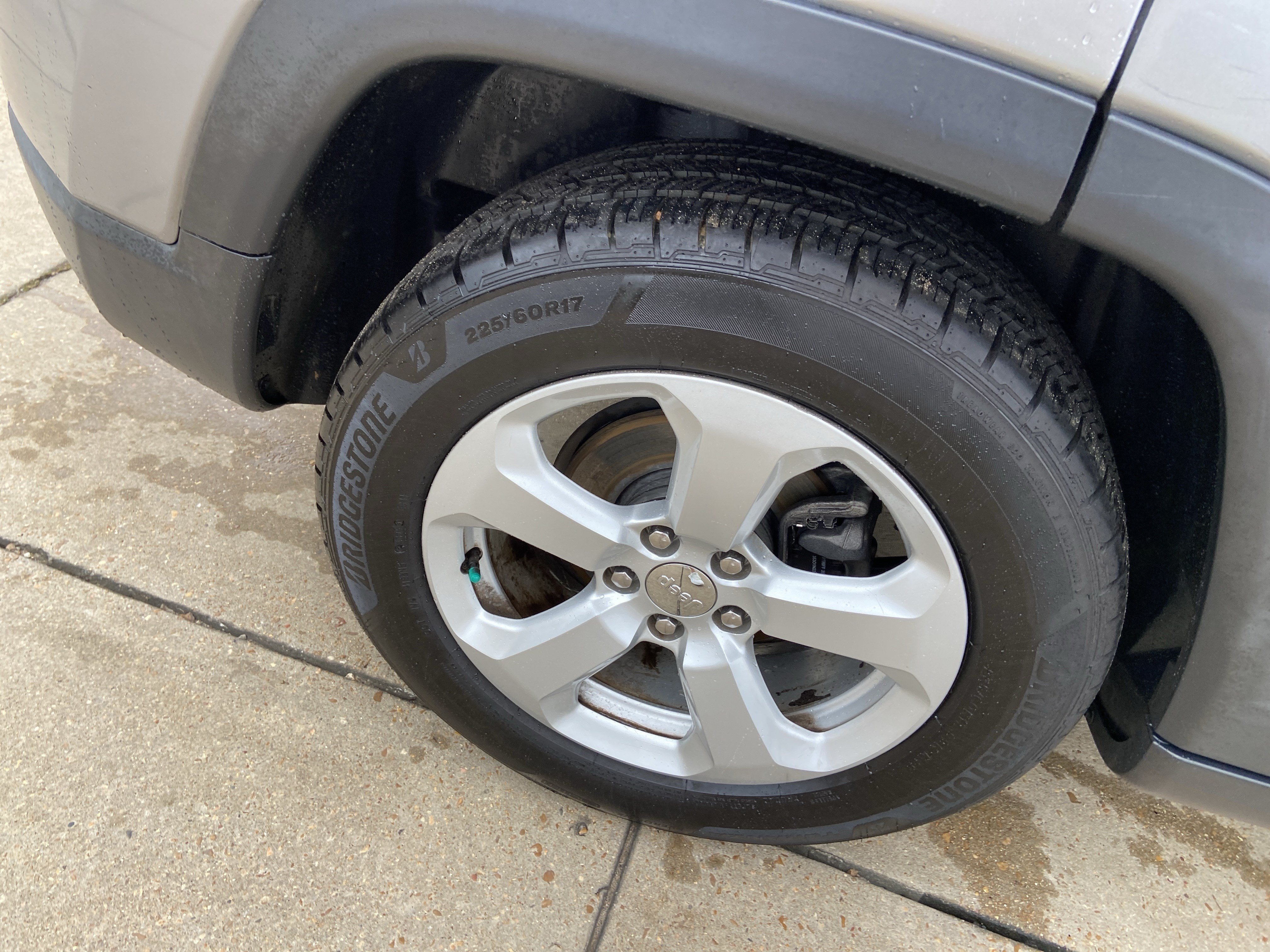 Used 2019 Billet Silver Metallic Clearcoat Jeep Latitude image 29