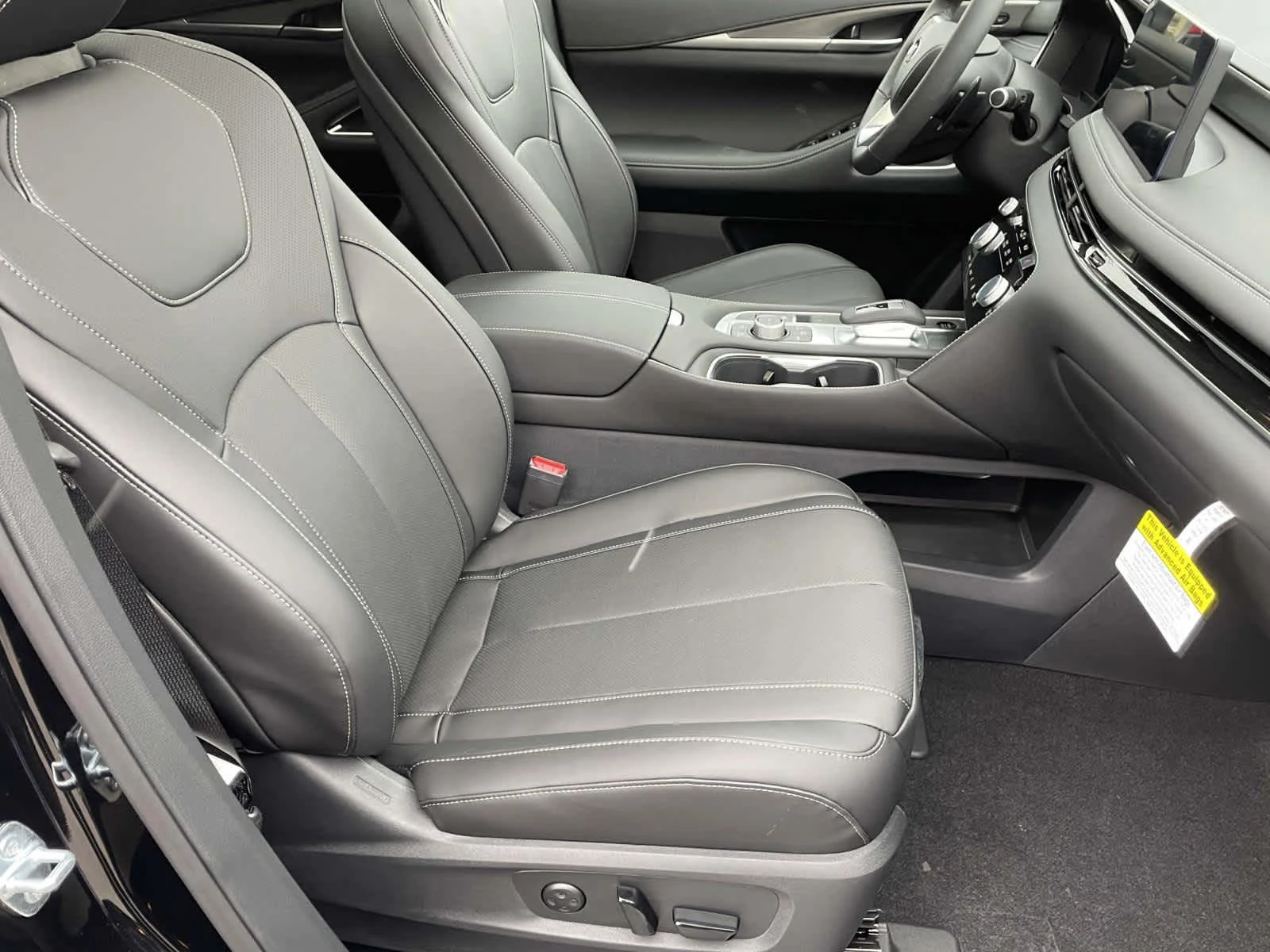 New 2026 Mineral Black INFINITI LUXE image 17