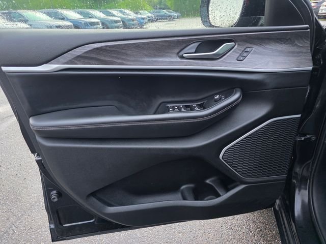 Used 2022 Diamond Black Jeep Limited image 25
