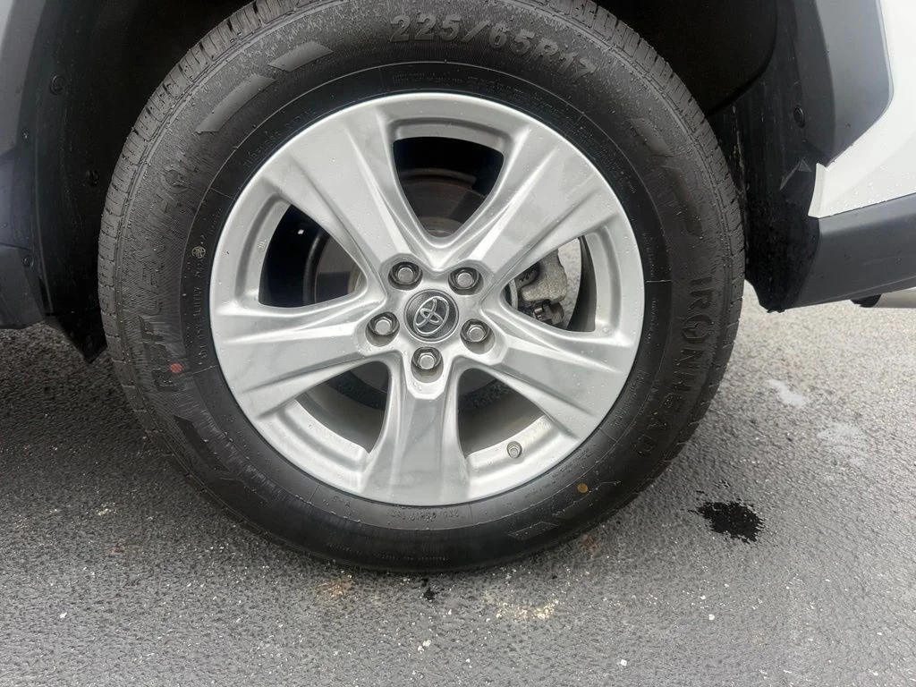 Used 2019 White Toyota XLE image 27