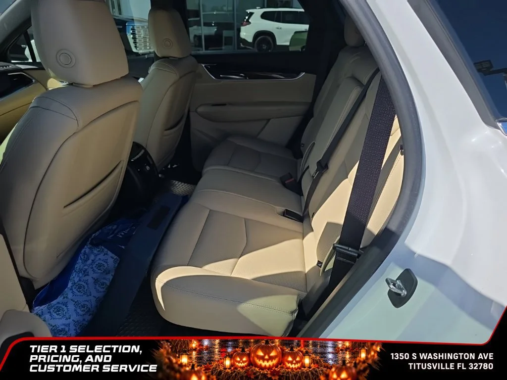 Used 2019 CRYSTAL WHITE TRICOAT Cadillac Premium Luxury FWD image 7