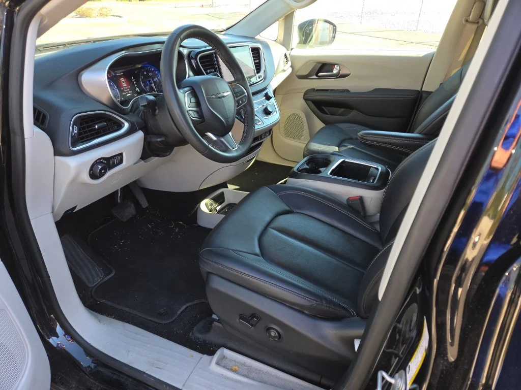Used 2024 Black Chrysler Touring L image 22