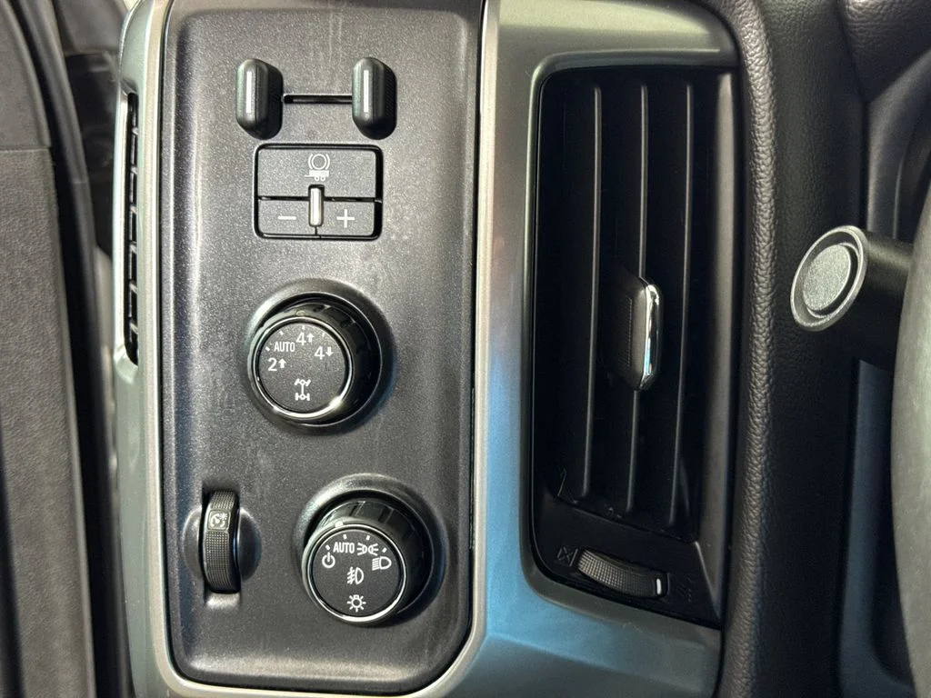 Used 2015 White Chevrolet LT image 28