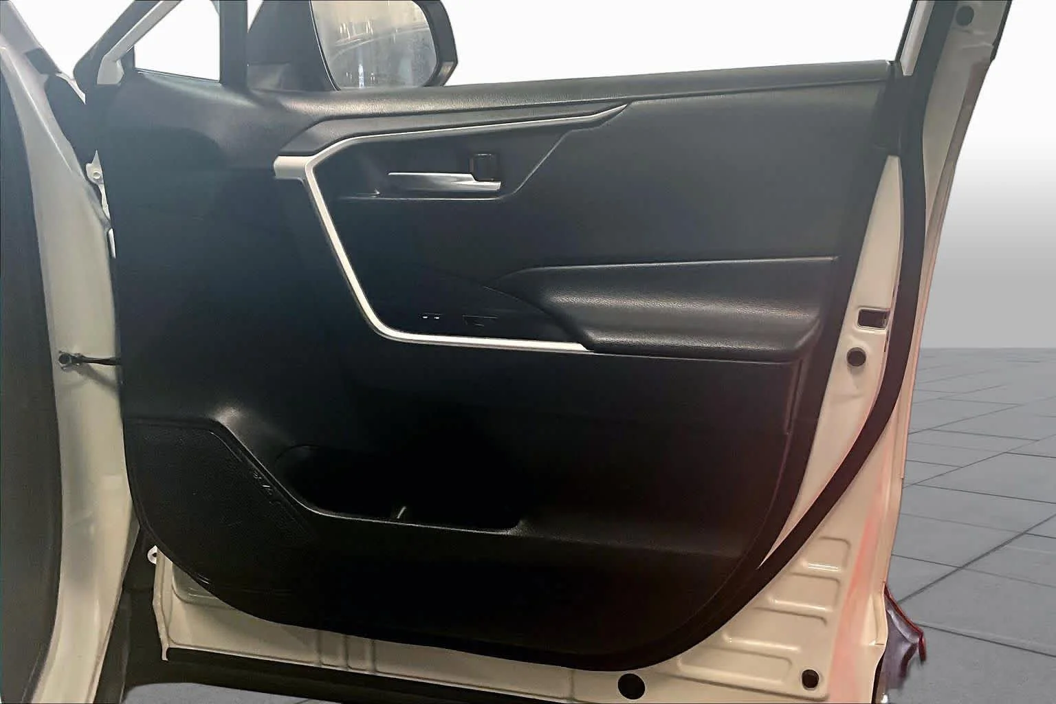 Used 2020 Super White Toyota XLE image 23