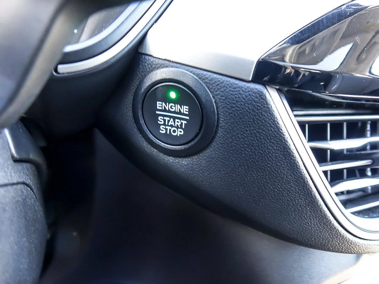 Used 2022 White Metallic Ford SE image 20