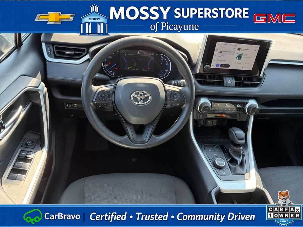 2025 Toyota RAV4 XLE - Photo 15