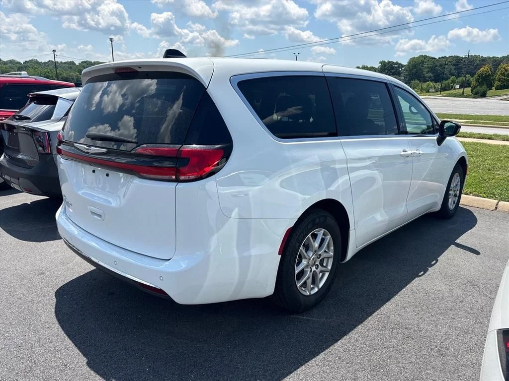 Used 2025 White Chrysler Select image 11