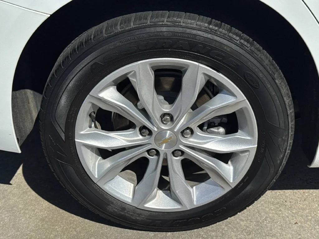 Used 2025 White Chevrolet LT image 22