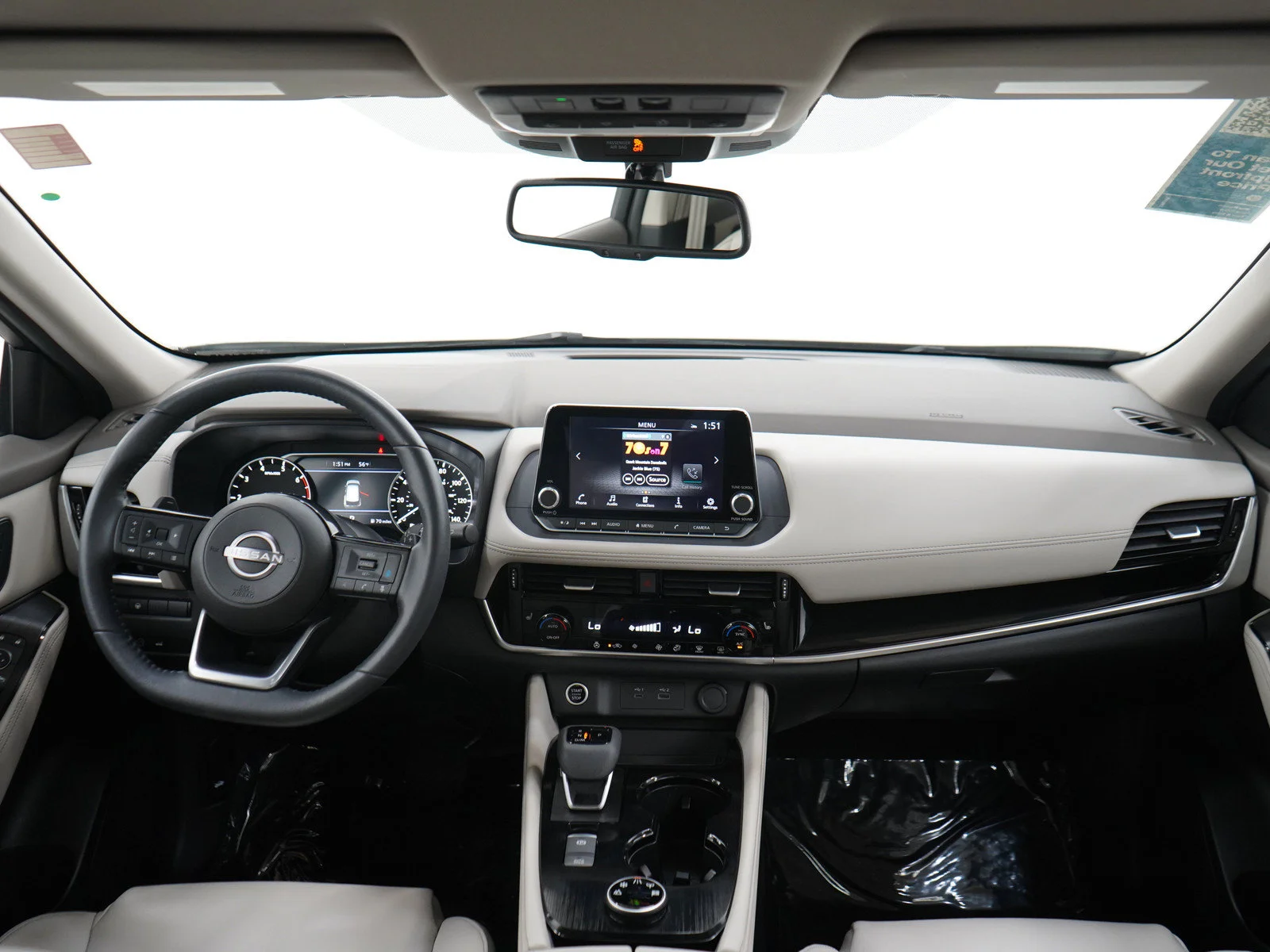 Used 2023 Pearl White Tricoat/Super Black Nissan SL image 13