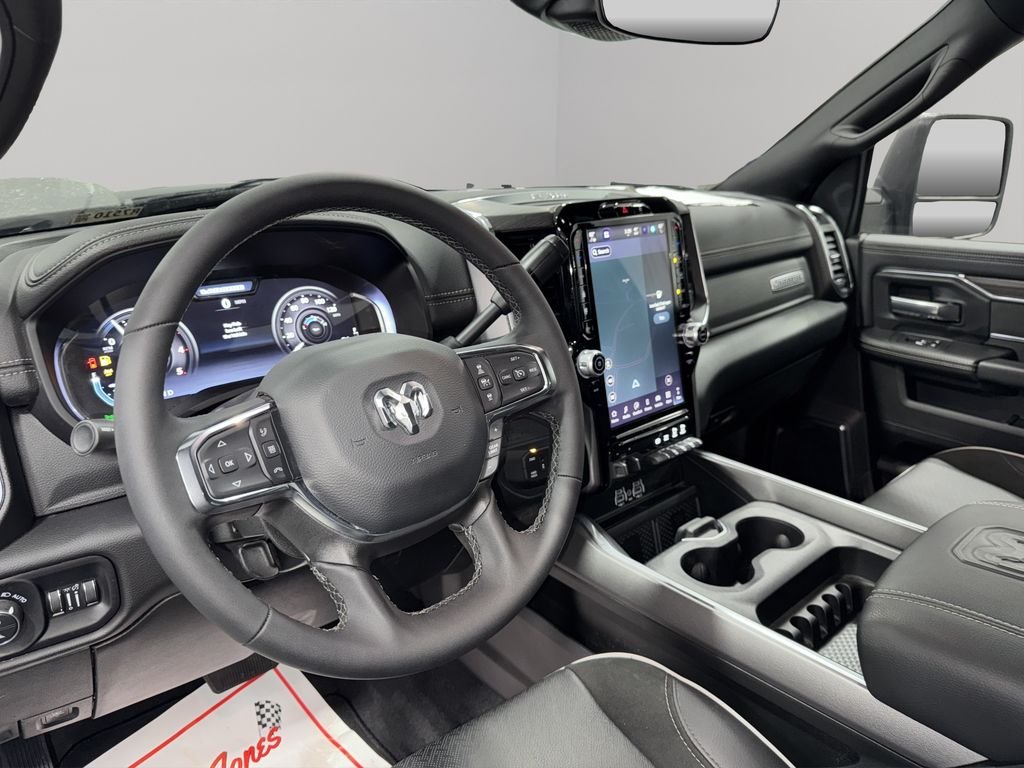 New 2025 Diamond Black Crystal Pearl-Coat Exterior Paint RAM Laramie image 5