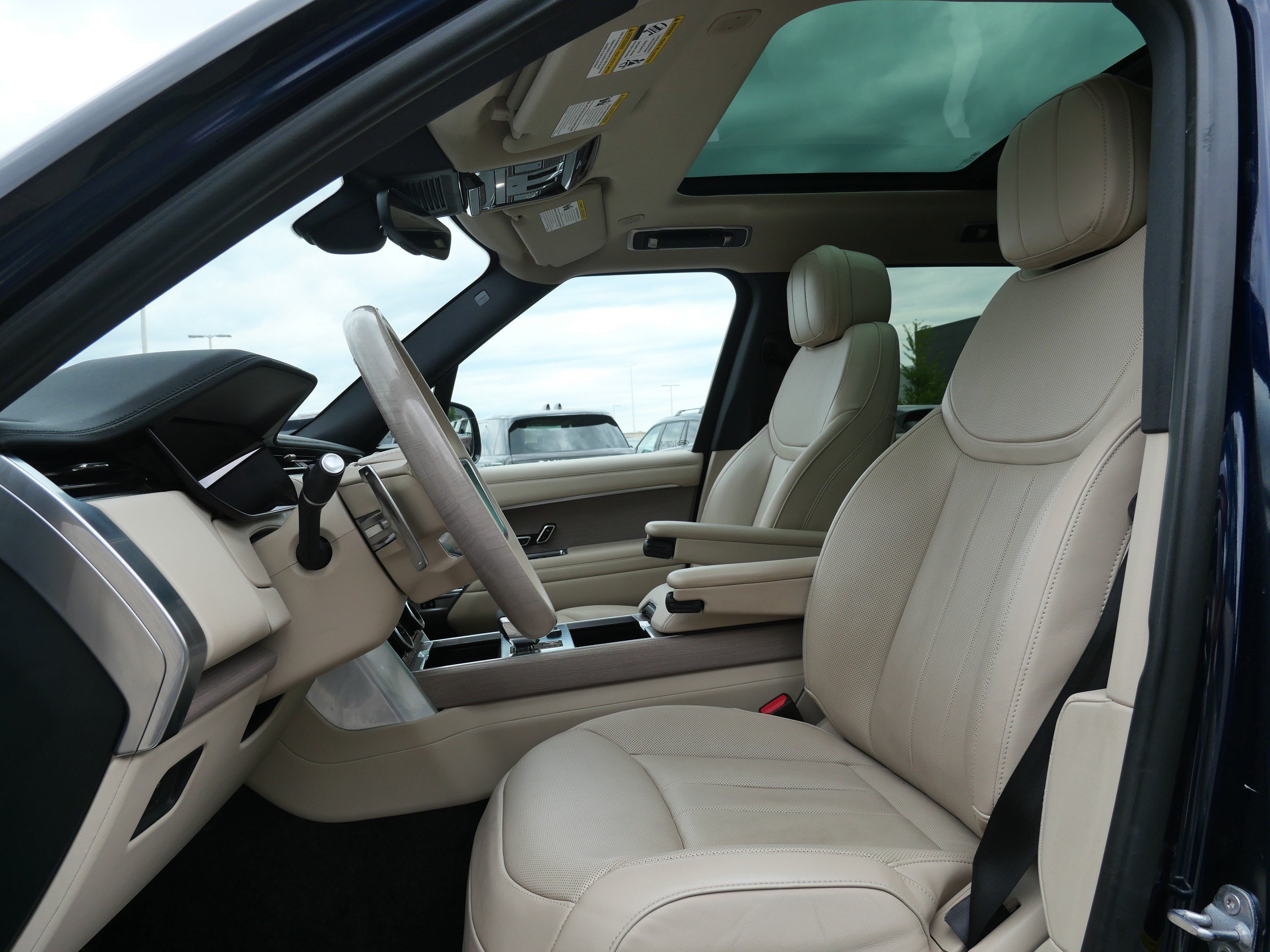 Used 2023 Portofino Blue Metallic Land Rover SE image 12