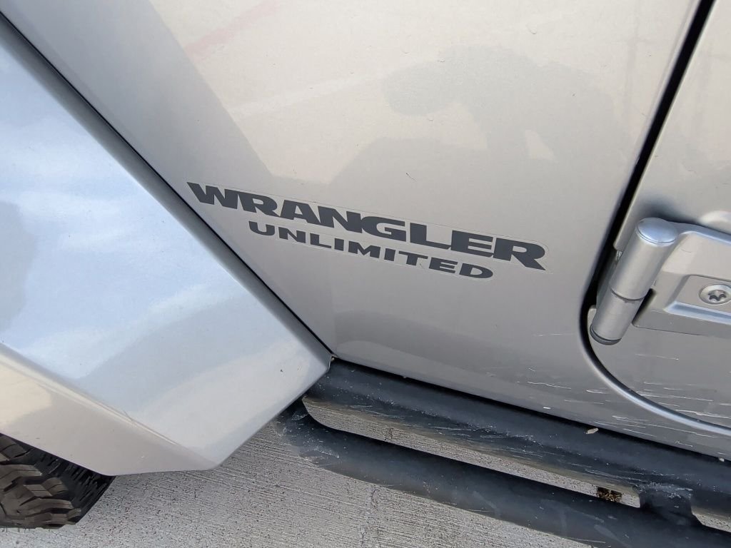 Used 2017 Silver Jeep Unlimited Sahara image 9