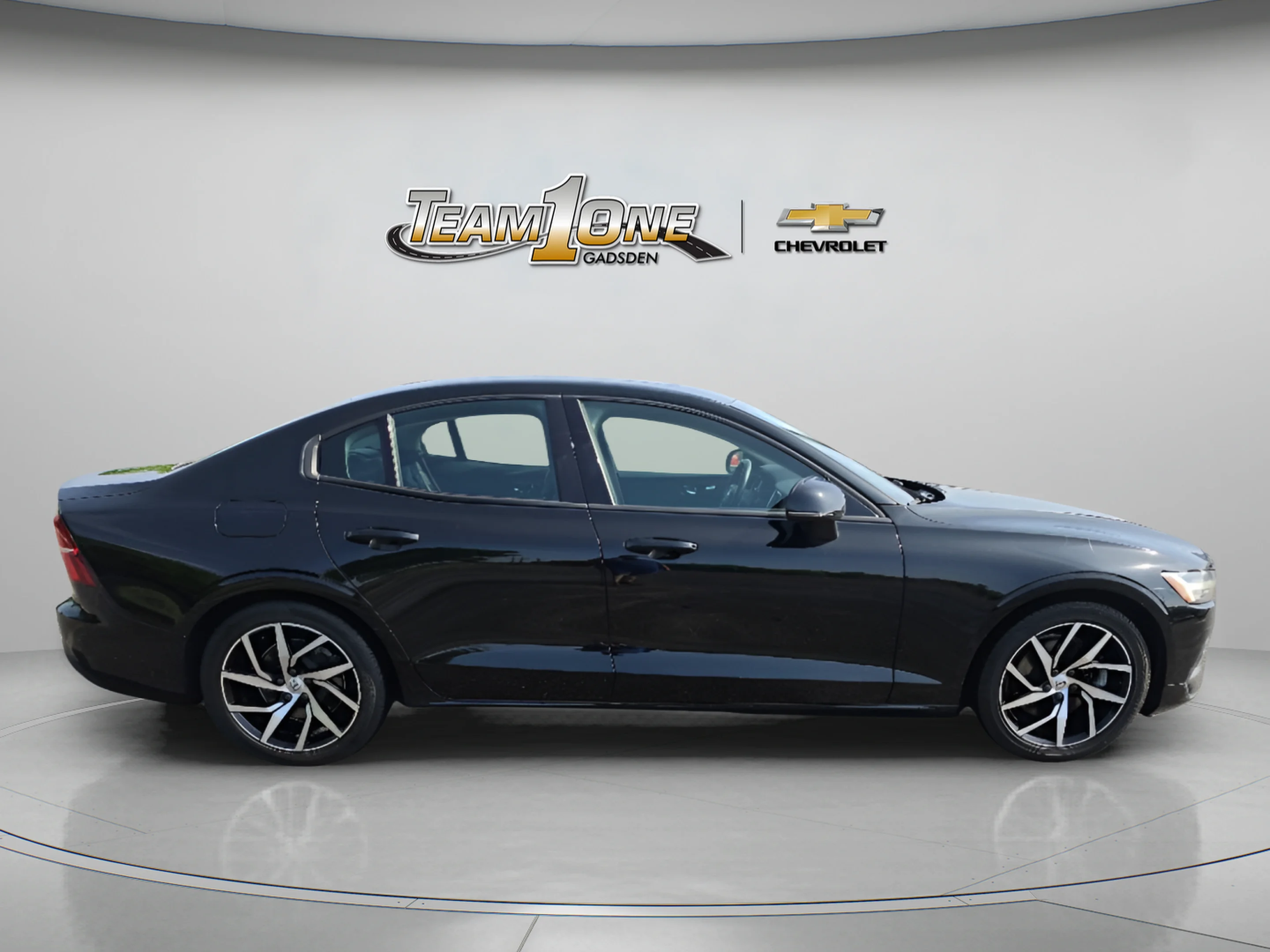 Used 2020 Black Volvo Momentum image 8
