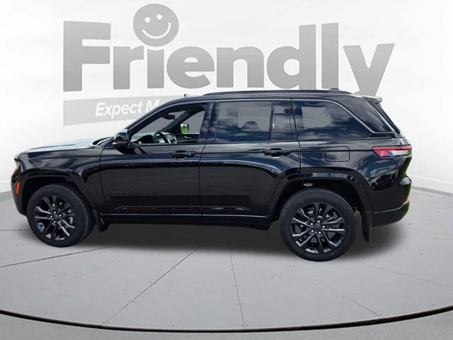 New 2026 Diamond Black Crystal Pearl-Coat Exterior Paint Jeep Limited Reserve image 8