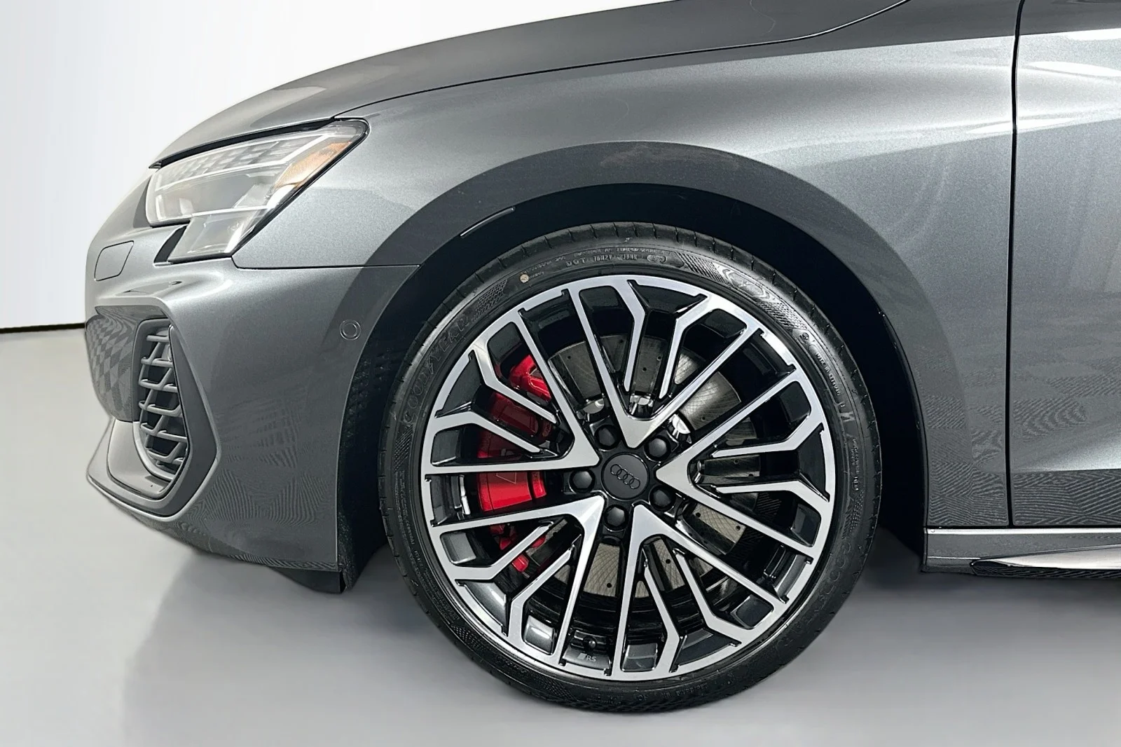 New 2026 Daytona Gray Pearl Effect Audi  image 11