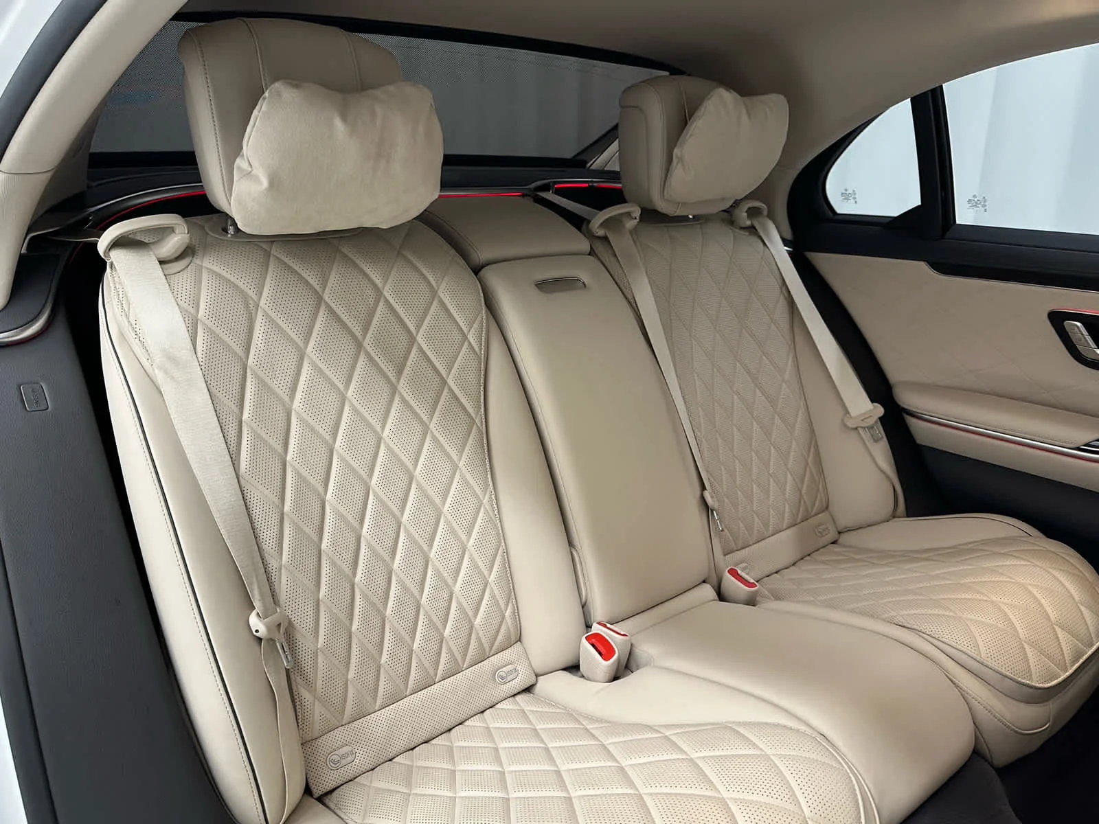 Used 2024 MANUFAKTUR Moonlight White Metallic Mercedes-Benz S 580 image 21