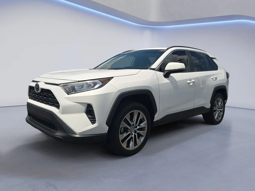 Used 2020 Super White Toyota XLE Premium image 1